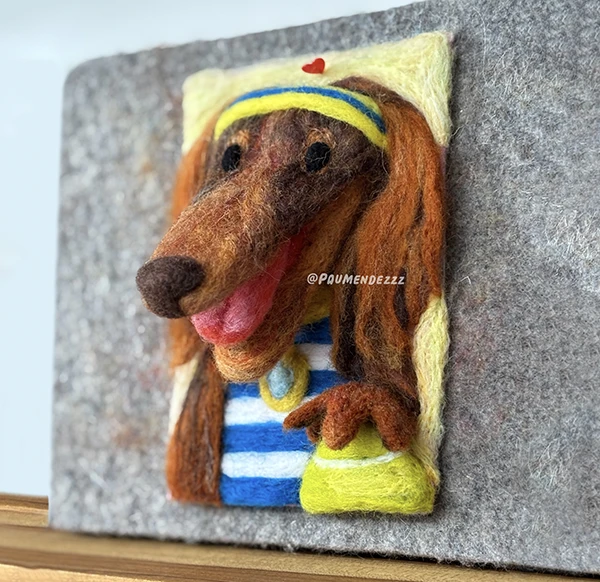 Retrato en fieltro de un perro salchicha con camiseta de rayas
