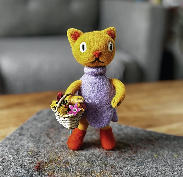 Figura en fieltro de una gata amarilla con vestido y canasta